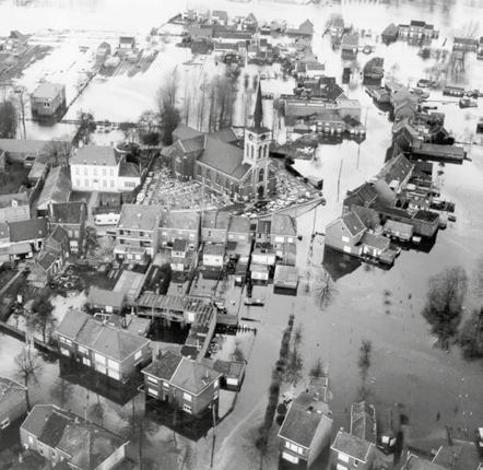 Door dijken te verstevigen en overstromings gebieden aan te leggen, maakt het Sigmaplan jouw leefomgeving veiliger. Stormvloed als startschot 1976.