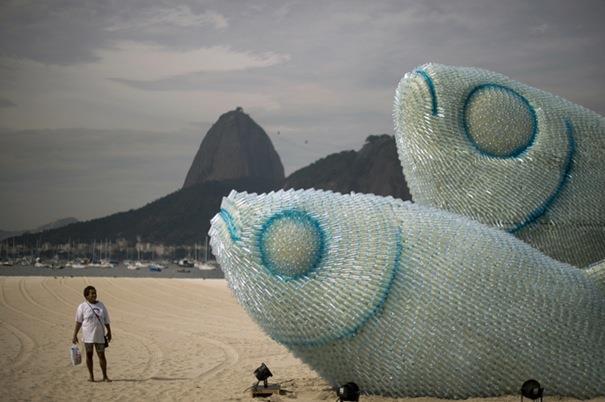 Twee vissen van plastic flessen op het strand van Rio de Janeiro, Brazilië.