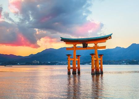 GOUDEN ROUTE JAPAN 1 6 d a g e n I N T R O Reis langs alle hoogtepunten van het hoofdeiland Honshu zoals het Gouden Paviljoen in, en maak een tussenstop in Yudanaka; bekend vanwege de badderende