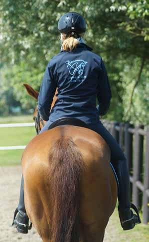 Maartje: Door deze manier van zitten duw je aan een kant met je gewicht in de paardenrug. Dit zorgt voor een pijnlijk gevoel bij het paard.