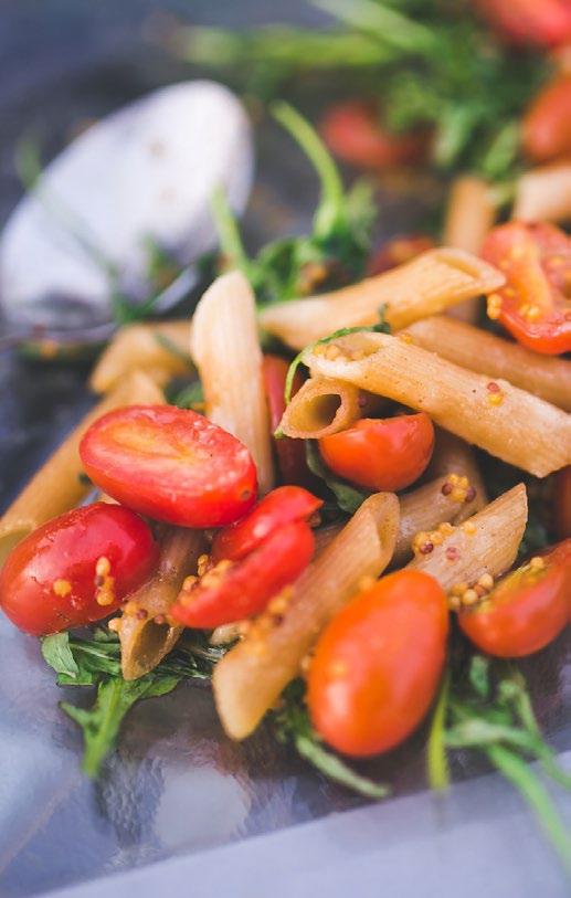 p. Hollands buffet Huzarensalade gegarneerd met diverse vleeswaren Zalmsalade met diverse soorten gerookte vis Haringschotel