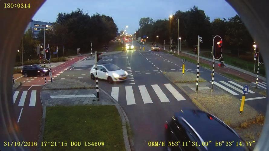 Locatie 2: Witte auto rijdt op en slaat rechtsaf richting locatie 4 (rotonde Wichmannstraat) Om 17:51:54 is de witte