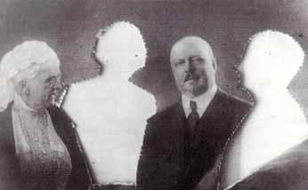 Op de foto zie je vier leden van de Koninklijke familie. Twee hoofden zijn uitgeknipt.