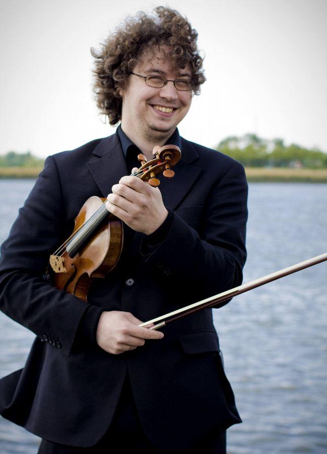 MUZIKANTEN PIETER JANSEN Pieter Jansen volgde vanaf zijn zevende vioollessen aan de Muziekacademie van Turnhout bij Koen Rens.