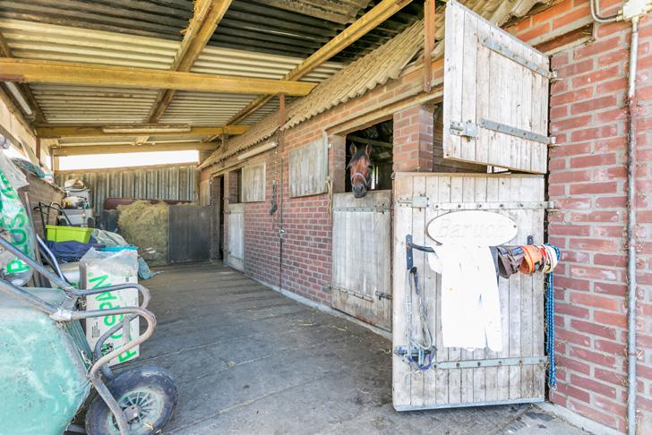 EXTERIEUR De oprit biedt ruimte voor meerdere auto s. Aan de overkant van de woning staat een aluminium loods met een afmeting van circa 11.0 x 14.0 meter. Hier zijn diverse garageboxen in gesitueerd.