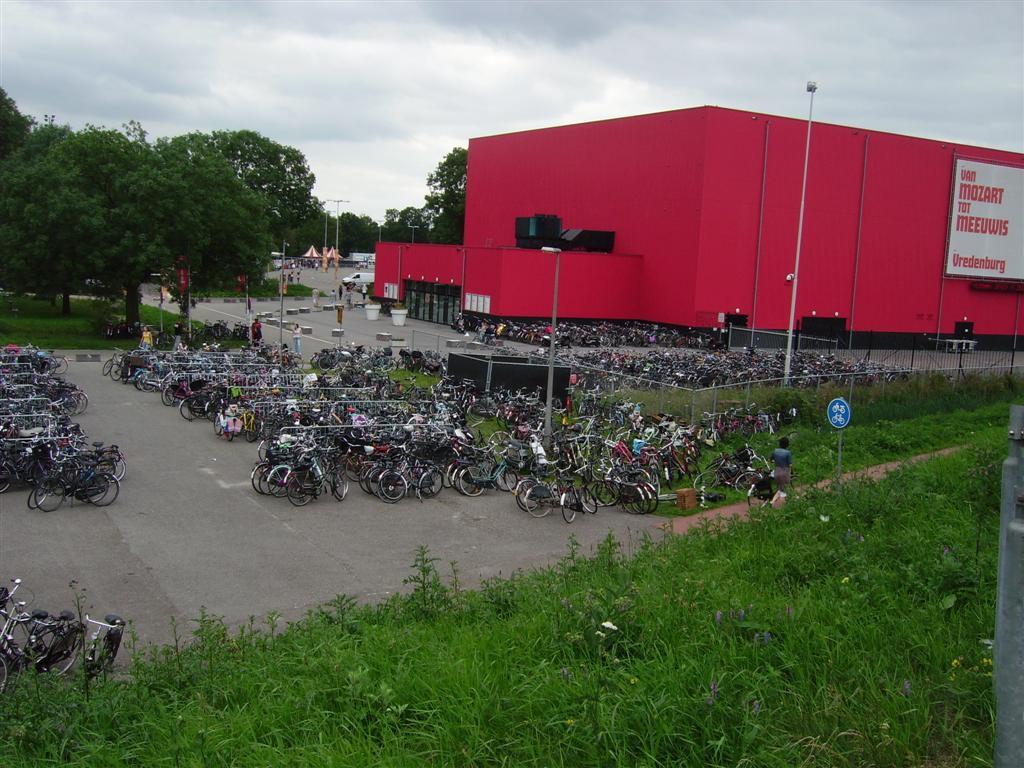 Een fietsparkeerring met verwijzing naar nog vrije stallingsmogelijkheden kan het gebruik van de beschikbare plekken verbeteren en het aantal losgestalde fietsen verminderen.