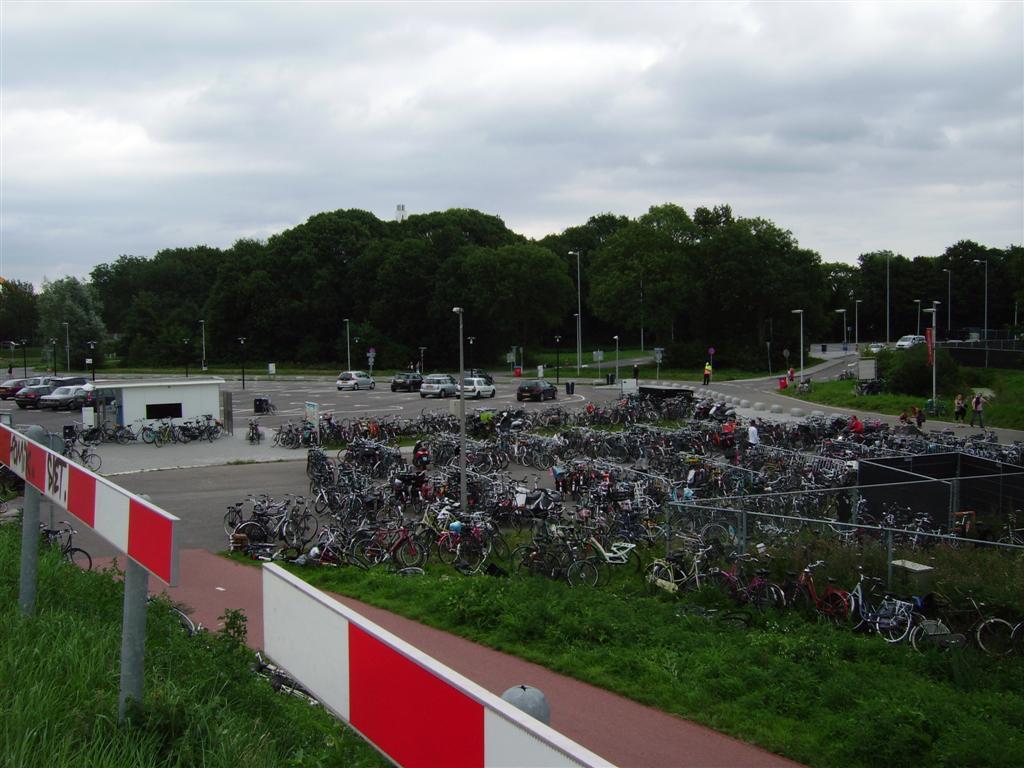 Overige bestemmingen / voorzieningen De gemeente dient zorg te dragen voor fietsklemmen met aanbindmogelijkheid en fietsenstallingen naar behoefte bij grote en kleine voorzieningen als winkelcentra