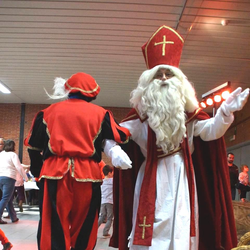 Zelfs de Sint en Zwarte Piet gingen geanimeerd mee op de dansvloer.