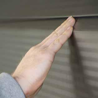 Vingerklembeveiliging FINGER GUARD Dankzij de vingerklembeveiliging is het uitgesloten dat de vingers tussen de panelen van uw sectionale poort klem geraken.
