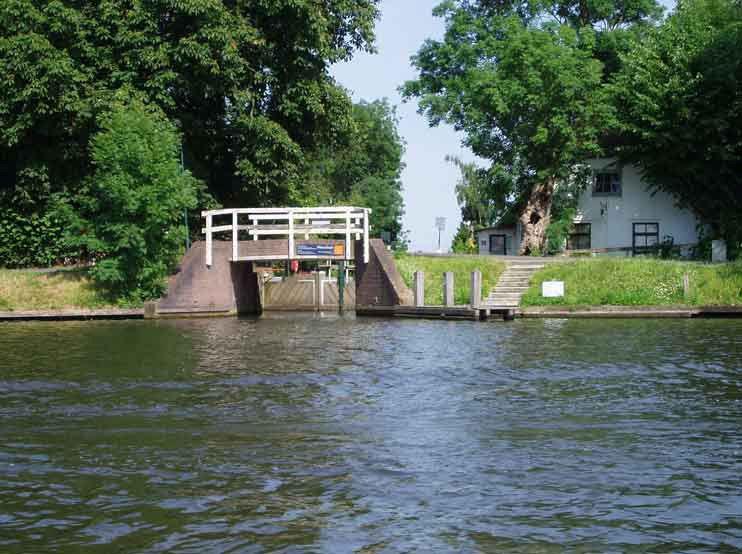 Hierdoor zou fauna na het gemakkelijk uit het water komen worden belemmerd door de verharding en het verkeer dat er gebruik van maakt; - De historische route langs de Vecht zou worden onderbroken; -