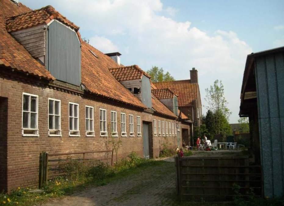 Valburgseweg 98 te Elst De Rondehof Het boerderijcomplex De Rondehof is gebouwd in 1947 en kan gezien worden als een zeer kenmerkend gebouwenensemble uit de vroegere jaren van de wederopbouwperiode.