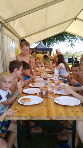 Op woensdag 5 augustus stond de Viva Zomertour by Alifa op het Aldenkampplantsoen in de Laares.