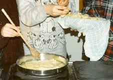 Gratin Dauphinois 5 Meet de melk af. 6 Weeg de boter af. Werkwijze: Pel de ui en snijd met het mes van de keukenrobot in snippers 1 Schil de aardappelen. 2 Vul een kom met water.