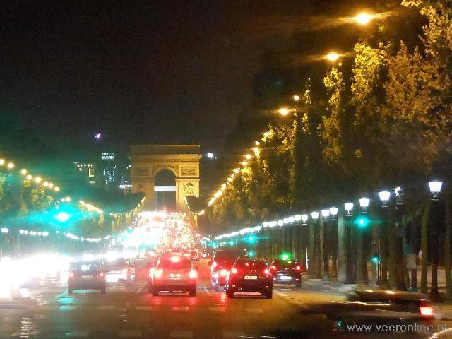 het Palais-Royal en de Egyptische pilaar op de Place de la Concorde. Ik skate de brede autoweg over over de kleine steentjes en ik kom uit op de Champs Élysées.