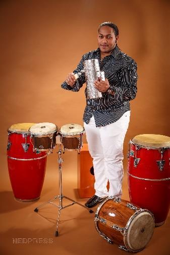 Miguel de los Santos, de man van Nucita, is een bekende Dominicaanse percussionist die al sinds zijn 12 e in de muziek zit en in van de bekendste Merengue bands van het land speelt.