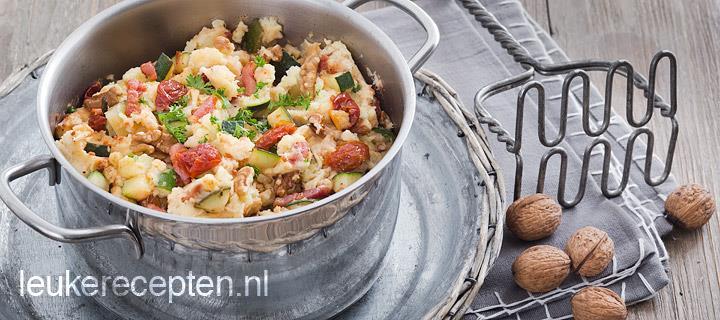 Recept mmmmmmm lekker Italiaanse herfststamppot met walnoten (4 personen) Ingrediënten 800 gr kruimige aardappels, geschild en gehalveerd 1 courgette 1 potje gedroogde tomaatjes (op olie) 125 ml