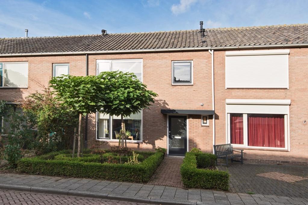 Herwijnen, Lijsterbeslaan 17 Ruime tussenwoning met zonnige tuin Aantrekkelijk wonen in een ruim huis!