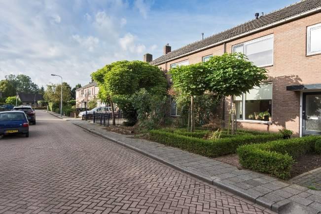 Algemeen Deze aantrekkelijke eengezinswoning verkeert in een prima staat van onderhoud en heeft een hoogwaardig wooncomfort. De woning is geheel voorzien van dubbel glas.