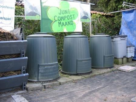 tuinafval thuis composteert. Ze bespreken de verschillende manieren van composteren aan de hand van de opgestelde compostvaten en bakken op hun demoplaats.