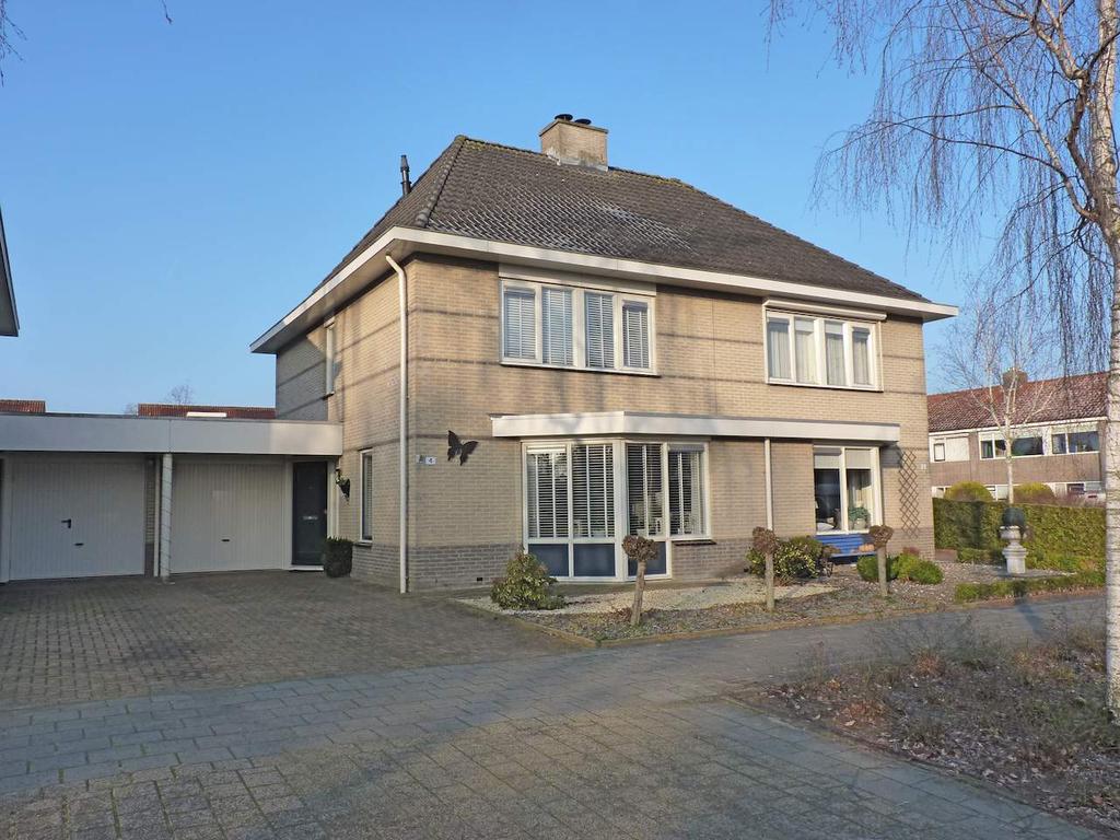 Wat een heerlijke ruime twee onder een kap woning, stijl