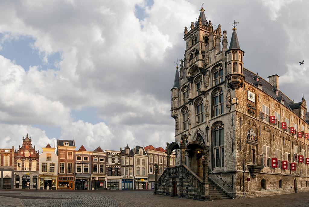 Welkom in gemeente Gouda! Centraal gelegen in het groene hart, bekend om kaas, stroopwafels en kaarsen. Welkom in Gouda!