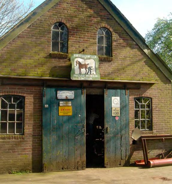 Smederij Zweeloo (foto Bertus Boivin) huisweitjes die in de meeste Drentse dorpen verkocht zijn als bouwkavels.