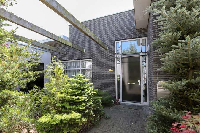 De oprit aan de voorzijde biedt plaats aan twee auto s. Woning: Inhoud ca. 695 m³ Woonoppervlakte is ca. 185 m² Overige inpandige ruimte ca. 34 m² Perceeloppervlakte 1.