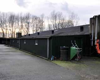 (Zeugen)stallen De zeugenstallen zijn oorspronkelijk gebouwd omstreeks 1979. Met een capaciteit van: - 96 kraamzeugen - 337 dragende zeugen - 32 opfokzeugen - 15 dekberen - 1.