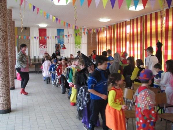 De andere kinderen lopen er achteraan onder politiebegeleiding.