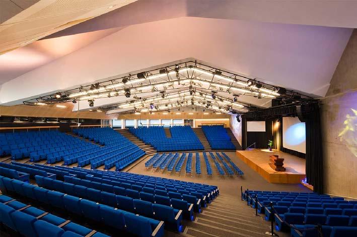 Figuur 7: Het auditorium van de Technische Universiteit Delft. Het ACS-systeem voor elektronische galm is nauwelijks te zien; dat is opzet.