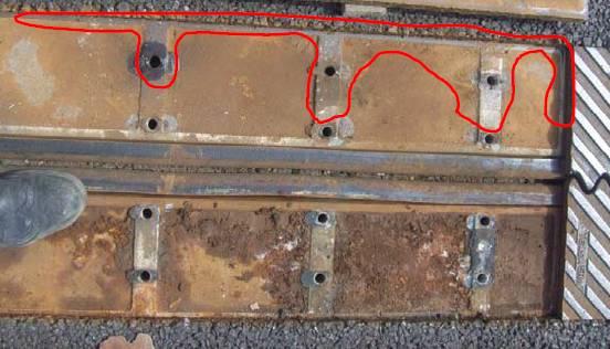 Onder: aan de onderzijde van de rijplaat (oplegvlak op onderbouw) licht materiaal verlies Bouten: kwaliteitsverlies van de draad.