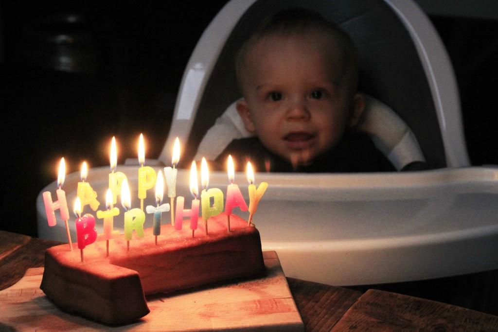 Het cadeau van papa en mama Papa en mama hadden het cadeau perfect voorbereid, nou ja dat dachten we. Een mooie flitsende rode driewiller voor dreumes tot kleuter.