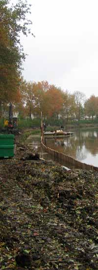 Dienst uitgelicht Damwand, beschoeiing plaatsen, houtwerk Met het plaatsen van beschoeiing en damwand en andere constructies van hardhout heeft Vaarkamp een jarenlange ervaring.