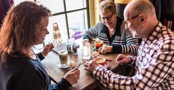 Een vrijwilliger die naast u staat Zoekt u iemand Vrijwilligerswerk Om mee te praten? Het merendeel van de diensten wordt uitgevoerd door (gespecialiseerde) Om samen wat leuks te doen? vrijwilligers.