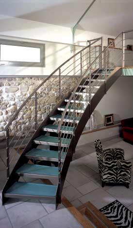 1. Ruwe beton krijgt weer een ereplaats in de hedendaagse woning en dit op verschillende manieren, met name in deze zwevende trap met een minimalistisch design. 2.