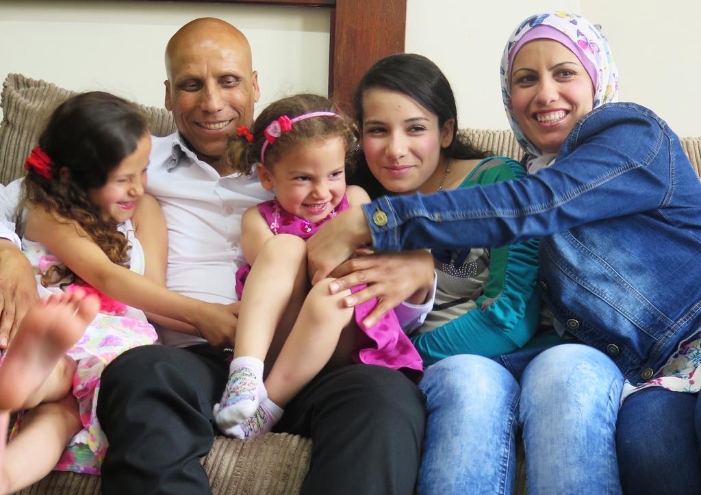 EEN NIEUW LEVEN NA HERVESTIGING Walid en zijn vrouw Ensa af (28) moesten in 2012 vluchtten van Syrië naar Libanon met hun dochters, Rachel (8), Hale (3) en Rasha (13). Het leger vernielde ons dorp.