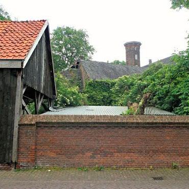 De parkachtige sfeer binnen de bebouwde kom wordt bereikt door de weg hier geheel in de bomen te zetten met bomenrijen in de middenberm en langs de buitenbermen.