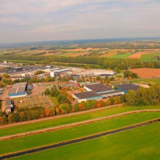 De landelijke sfeer wordt bereikt door de volwassen bomenrijen en houtwallen te behouden en aan te vullen. Bij het sportpark en het landgoed zijn er groene doorzichten.