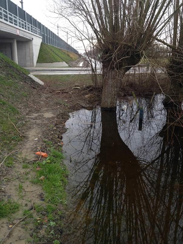 Foto: is het de bedoeling dat de gracht onderaan de foto