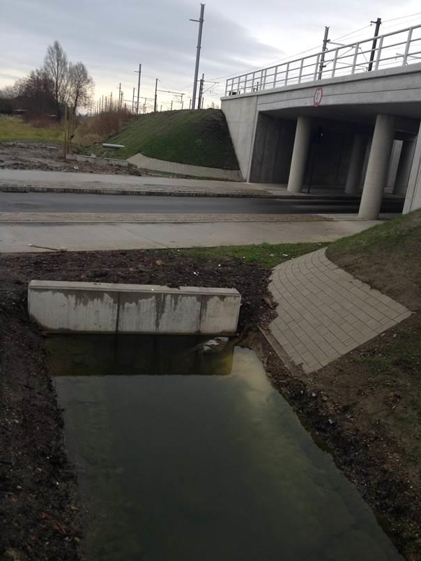 Foto: idem aan de kant van Drongenplein ter hoogte van het spoorviaduct: de gracht onderaan