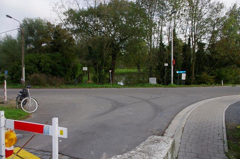 3 Signalisatie fietswegennaambordjes Assels Vraag Toevoegen wegennaamborden: -er ontbreekt een bord voor fietsers Leiestreekroute voor wie vanuit Drongen de oude Pontbrug oversteekt : links (de