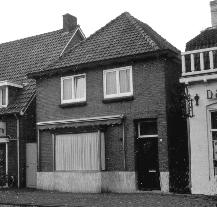 De Drijehornickels april 2007 Het Woonhuis de dag waarop wij verhuisden naar het Heieind F37a. Die verhuizing hing samen met alles wat veranderde door de dood van Willemoom van Dijk in 1936.