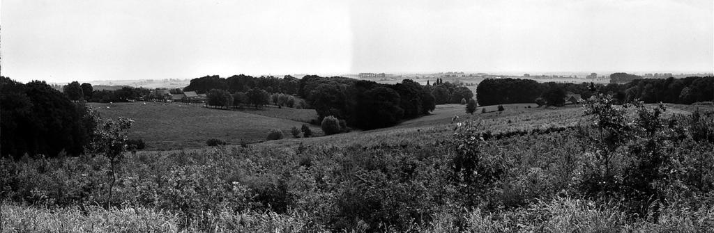 Oriënteren Op het hoogste punt van het wandeltraject kun je genieten van een uitgestrekt panorama, tot in Frankrijk.