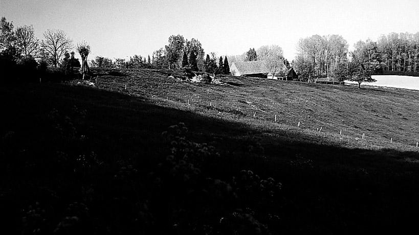 1 De Scherpenberg, kennismaking met het landschap Wandel op de asfaltweg (bordje met aanduiding 'Heuvellandroute') naar een plaats bij de zitbank met vermelding