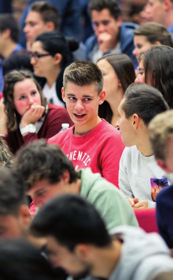 PROEFRITTEN Terwijl de meeloopdagen aan leerlingen de mogelijkheid geven om mee te lopen met onze studenten tijdens hun normale lessen en practica, richten we de proefritten op maat in voor