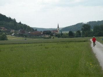 slingernd revierke mout nog even vlaigensvlug noar Donau tou veurbie verstilde witbekerkte dörpkes doar vrougertied al tiedstieden stoan bleven is volgens oetmoakt plan fietsen toeristen of heur