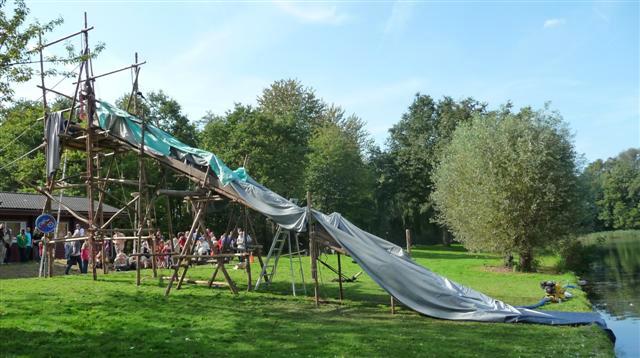 :D Zondag 21 Mei 14u tot 17u: sjorren van een waterglijbaan Omdat we gezien hebben hoe graaf jullie sjorren wel niet vinden en het nu toch al wat warmer is gaan we een grote waterglijbaan sjorren!