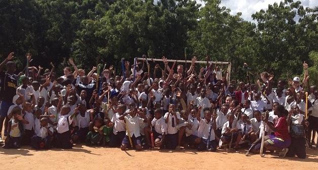 gebruikte sticks zijn heel welkom. Wij zorgen dat het goed terechtkomt. Steun een speler in hockey opleiding voor 3 jaar: Via www.jambohockeytanzania.