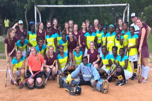 De Jambo week Op 29 mei waren we op Schiphol met bijna 700 kg hockeymateriaal, 15 stuiterende meiden. 4 enthousiaste begeleiders en heel veel ouders, broertjes en zusjes.