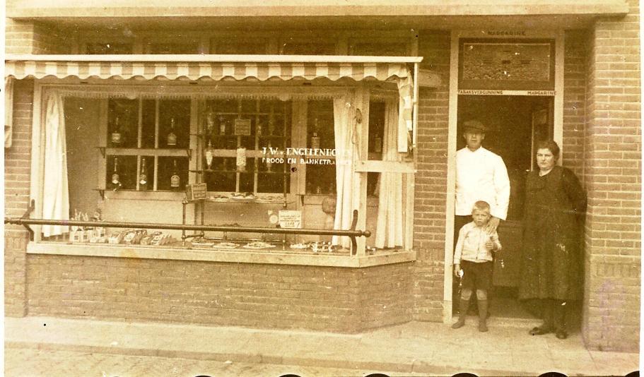 Het komt voor de bakker bij Van Engelenhoven. Het is dit jaar 90 jaar geleden dat Jan Willem van Engelenhoven in Scherpenzeel een Brood-, Koek-, Beschuit- en Banketbakkerij opende.